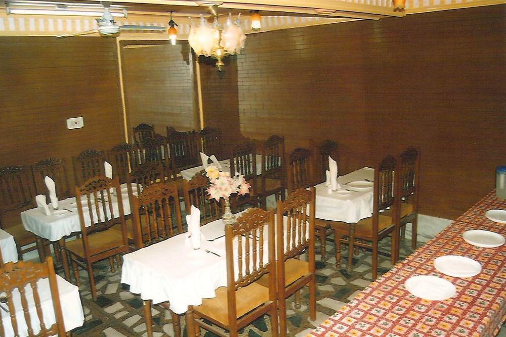 Hotel Zahgeer Continental - Srinagar מראה חיצוני תמונה